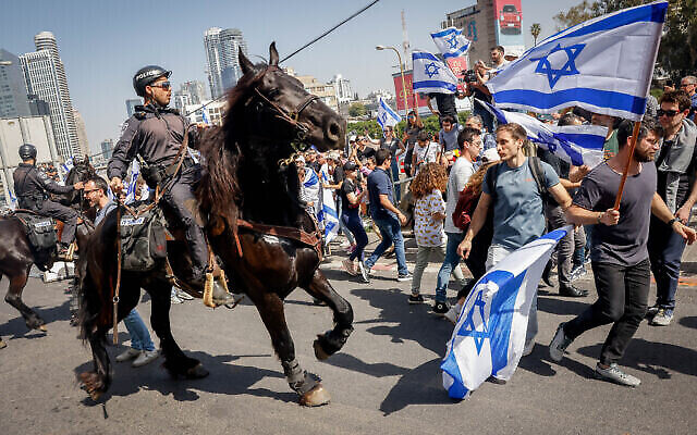 اشتباكات بين الشرطة والمحتجين Photo by Erik Marmor