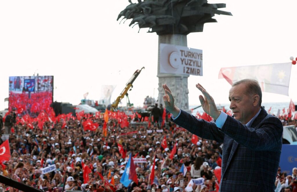  تصدّر الرئيس التركي رجب طيب أردوغان وتحالفه "الجمهور" نتائج انتخابات تركيا العامة المصيرية التي عُقدت أمس الأحد، وأعلنت هيئة الانتخابات حصوله على أغلبية مقاعد البرلمان.