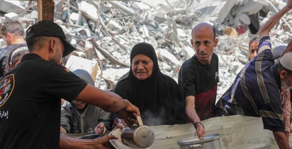 عملية نوزيع للطعام في غزة في ظل حصار إسرائيل مشدد/رويترز