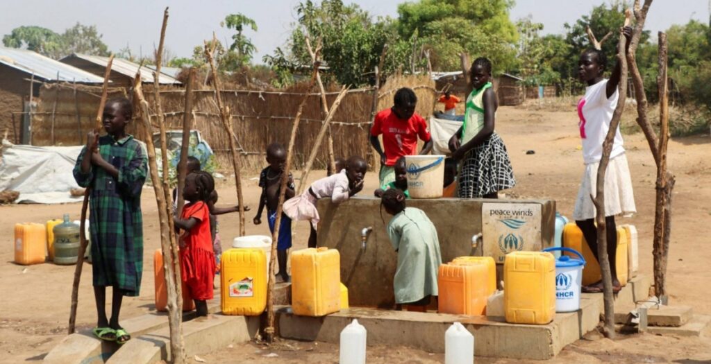 لاجئون سودانيون يجمعون المياه من بئر في مخيم جوروم للاجئين بالقرب من جوبا/رويترز